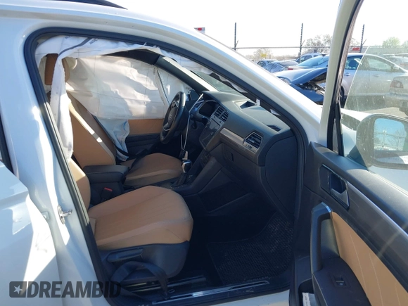 2022 Volkswagen Tiguan SE R-Line Black z VIN 3VVCB7AX3NM009759, wystawiony jako IAAI lot #39075158 z przebiegiem 51 572 mil mil oraz . Historia ofert i sprzedaży dostępna na DreamBid. Obrazek 5.
