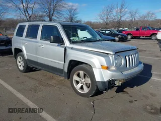 2014 Jeep Patriot Latitude z VIN 1C4NJRFB6ED626412, wystawiony jako IAAI lot #41303706 z przebiegiem 114 258 mil mil oraz . Historia ofert i sprzedaży dostępna na DreamBid. Obrazek 1.