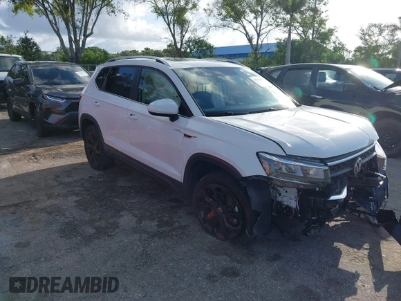 2022 Volkswagen Taos SE z VIN 3VVTX7B2XNM025588, wystawiony jako IAAI lot #39670650 z przebiegiem 45 817 mil mil oraz . Historia ofert i sprzedaży dostępna na DreamBid. Obrazek 1.