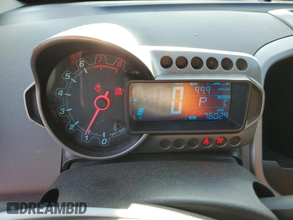 2015 Chevrolet Sonic LT z VIN 1G1JC5SH3F4176465, wystawiony jako Copart lot #50882295 z przebiegiem 76 029 mil mil oraz Szkody całkowita. Historia ofert i sprzedaży dostępna na DreamBid. Obrazek 9.