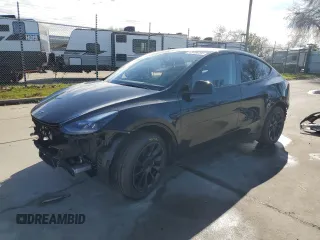 2025 Tesla Model Y Long Range with VIN 7SAYGDEDXSF239628, listed as a Copart auction lot 45468295 with 6,068 mi miles and Salvage Title. Bid and sale history available at DreamBid. Image 1.
