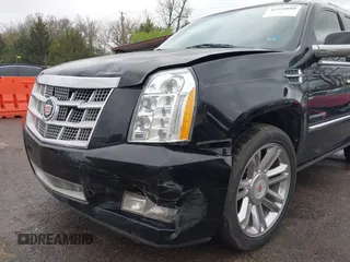 2014 Cadillac Escalade Platinum z VIN 1GYS4DEF9ER212880, wystawiony jako IAAI lot #41954880 z przebiegiem 193 203 mil mil oraz . Historia ofert i sprzedaży dostępna na DreamBid. Obrazek 6.