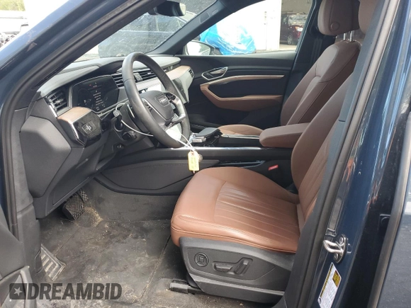 2024 Audi Q8 e-tron Premium Plus z VIN WA15AAGE7RB021353, wystawiony jako Copart lot #72987414 z przebiegiem 13 360 mil mil oraz Szkoda całkowita • Salvage title. Historia ofert i sprzedaży dostępna na DreamBid. Obrazek 7.