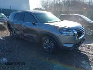 2024 Nissan Pathfinder S z VIN 5N1DR3AC1RC251330, wystawiony jako IAAI lot #41738829 z przebiegiem 7 136 mil mil oraz . Historia ofert i sprzedaży dostępna na DreamBid. Obrazek 1.