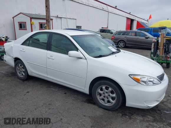 2002 Toyota Camry LE z VIN 4T1BE32K52U081479, wystawiony jako IAAI lot #41344104 z przebiegiem 243 950 mil mil oraz . Historia ofert i sprzedaży dostępna na DreamBid. Obrazek 1.
