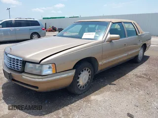 1999 Cadillac DeVille z VIN 1G6KD54Y2XU788781, wystawiony jako IAAI lot #42390531 z przebiegiem 180 328 mil mil oraz . Historia ofert i sprzedaży dostępna na DreamBid. Obrazek 2.