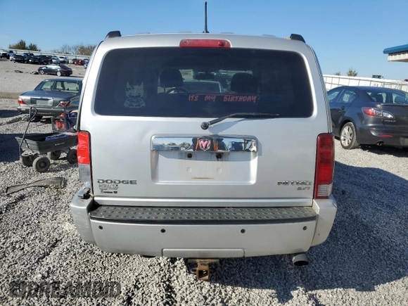 2010 Dodge Nitro SXT z VIN 1D4PT5GKXAW108802, wystawiony jako Copart lot #80215434 z przebiegiem 225 908 mil mil oraz Szkody całkowita. Historia ofert i sprzedaży dostępna na DreamBid. Obrazek 6.