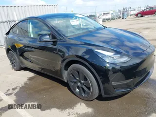 2024 Tesla Model Y Long Range z VIN 7SAYGDEE9RF004902, wystawiony jako IAAI lot #42137559 z przebiegiem 17 701 mil mil oraz . Historia ofert i sprzedaży dostępna na DreamBid. Obrazek 1.