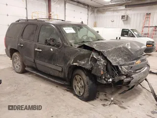 2014 Chevrolet Tahoe LT z VIN 1GNSKBE03ER190085, wystawiony jako IAAI lot #41672429 z przebiegiem 182 411 mil mil oraz . Historia ofert i sprzedaży dostępna na DreamBid. Obrazek 1.