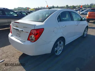 2016 Chevrolet Sonic LTZ z VIN 1G1JE5SB5G4160324, wystawiony jako IAAI lot #42162934 z przebiegiem 56 551 mil mil oraz . Historia ofert i sprzedaży dostępna na DreamBid. Obrazek 4.