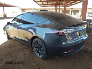 2022 Tesla Model 3 Long Range z VIN 5YJ3E1EB5NF205806, wystawiony jako IAAI lot #42063489 z przebiegiem 63 307 mil mil oraz . Historia ofert i sprzedaży dostępna na DreamBid. Obrazek 3.