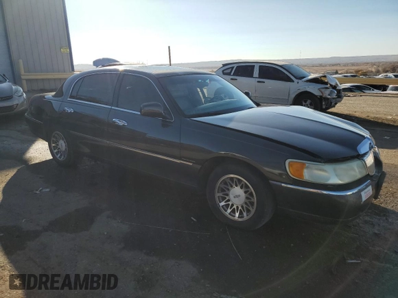 2002 Lincoln Town Car Signature z VIN 1LNHM82W02Y611525, wystawiony jako Copart lot #81514784 z przebiegiem 123 140 mil mil oraz Szkoda całkowita • Salvage title. Historia ofert i sprzedaży dostępna na DreamBid. Obrazek 4.