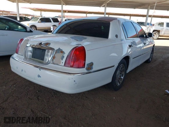 2002 Lincoln Town Car Signature z VIN 1LNHM82W02Y626302, wystawiony jako IAAI lot #41988496 z przebiegiem 193 346 mil mil oraz . Historia ofert i sprzedaży dostępna na DreamBid. Obrazek 4.