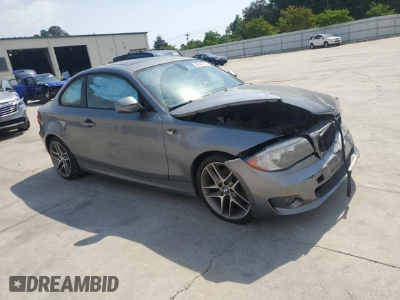 2013 BMW 1 Series 128i z VIN WBAUP9C58DVS95329, wystawiony jako Copart lot #56986015 z przebiegiem 115 518 mil mil oraz Szkoda całkowita • Salvage title. Historia ofert i sprzedaży dostępna na DreamBid. Obrazek 4.