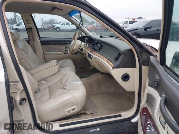 1996 Lincoln Town Car Cartier z VIN 1LNLM83WXTY652495, wystawiony jako IAAI lot #41538281 z przebiegiem 221 804 mil mil oraz . Historia ofert i sprzedaży dostępna na DreamBid. Obrazek 5.