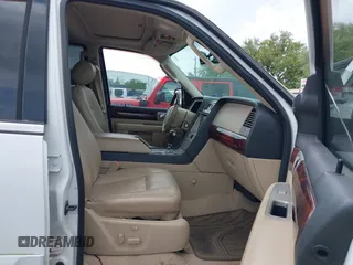 2006 Lincoln Navigator Luxury z VIN 5LMFU27576LJ27131, wystawiony jako IAAI lot #41927620 z przebiegiem 126 423 mil mil oraz . Historia ofert i sprzedaży dostępna na DreamBid. Obrazek 5.