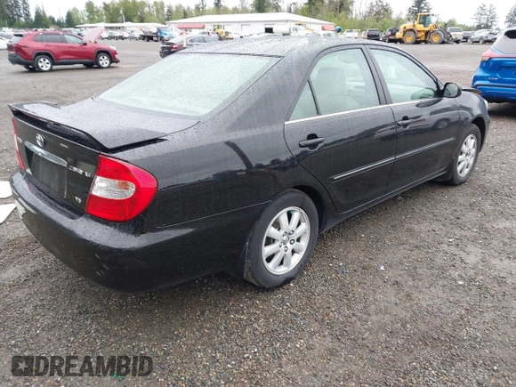 2003 Toyota Camry LE z VIN 4T1BF30KX3U049919, wystawiony jako IAAI lot #42148543 z przebiegiem 208 140 mil mil oraz . Historia ofert i sprzedaży dostępna na DreamBid. Obrazek 4.