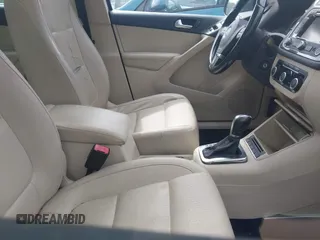 2012 Volkswagen Tiguan S z VIN WVGBV7AX7CW000265, wystawiony jako IAAI lot #42182004 z przebiegiem 173 537 mil mil oraz . Historia ofert i sprzedaży dostępna na DreamBid. Obrazek 5.