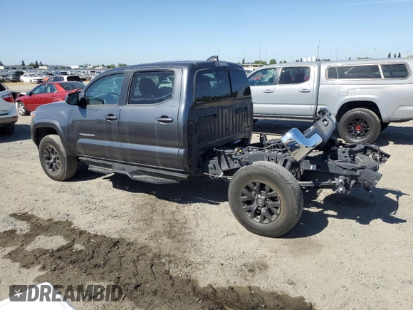 2021 Toyota Tacoma SR5 z VIN 3TMBZ5DN5MM029840, wystawiony jako Copart lot #56366645 z przebiegiem 21 873 mil mil oraz Szkoda całkowita • Salvage title. Historia ofert i sprzedaży dostępna na DreamBid. Obrazek 2.