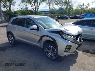 2023 Mitsubishi Outlander ES z VIN JA4ARUAU7PU015045, wystawiony jako IAAI lot #42234248 z przebiegiem 30 020 mil mil oraz . Historia ofert i sprzedaży dostępna na DreamBid. Obrazek 1.