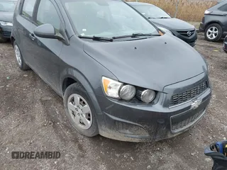 2013 Chevrolet Sonic LS z VIN 1G1JA6SH0D4171460, wystawiony jako IAAI lot #40888935 z przebiegiem 134 129 mil mil oraz . Historia ofert i sprzedaży dostępna na DreamBid. Obrazek 1.