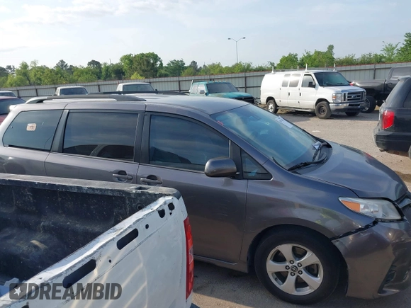 2018 Toyota Sienna LE Auto Access Seat with VIN 5TDKZ3DC2JS915905, listed as a IAAI auction lot 42027300 with 174,770 mi miles. Bid and sale history available at carsss.com. Image 13.