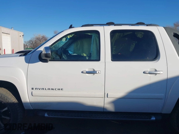 2007 Chevrolet Avalanche 3LT z VIN 3GNFK12367G277363, wystawiony jako IAAI lot #41395929 z przebiegiem 149 864 mil mil oraz . Historia ofert i sprzedaży dostępna na DreamBid. Obrazek 14.
