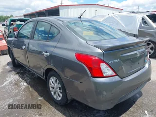 2016 Nissan Versa S z VIN 3N1CN7AP4GL831763, wystawiony jako IAAI lot #42243154 z przebiegiem 89 322 mil mil oraz . Historia ofert i sprzedaży dostępna na DreamBid. Obrazek 3.
