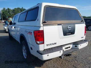2008 Nissan Titan XE z VIN 1N6AA07FX8N309885, wystawiony jako IAAI lot #42847181 z przebiegiem 192 595 mil mil oraz . Historia ofert i sprzedaży dostępna na DreamBid. Obrazek 3.