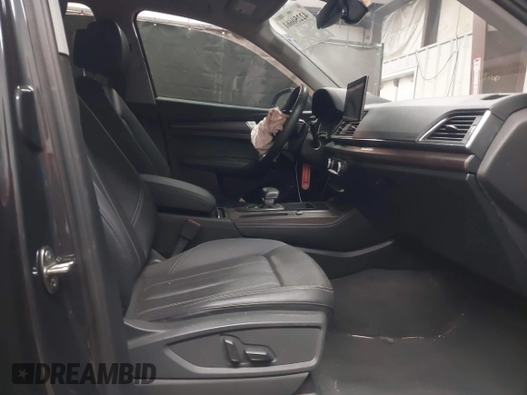 2021 Audi Q5 Premium Plus z VIN WA1BAAFY6M2130300, wystawiony jako IAAI lot #42250661 z przebiegiem 49 147 mil mil oraz . Historia ofert i sprzedaży dostępna na DreamBid. Obrazek 5.