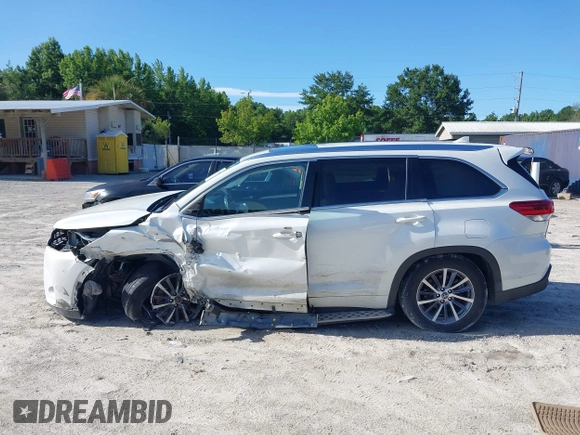2017 Toyota Highlander XLE with VIN 5TDKZRFH4HS525085, listed as a IAAI auction lot 42506385 with 84,581 mi miles and . Bid and sale history available at DreamBid. Image 13.