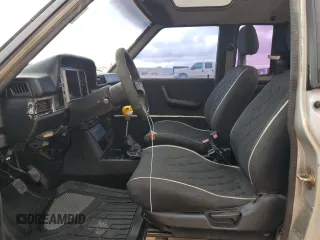 1982 Datsun 720 z VIN JN6MD06S6CW100827, wystawiony jako Copart lot #80042334 z przebiegiem 141 251 mil mil oraz Tytuł czysty. Historia ofert i sprzedaży dostępna na DreamBid. Obrazek 7.