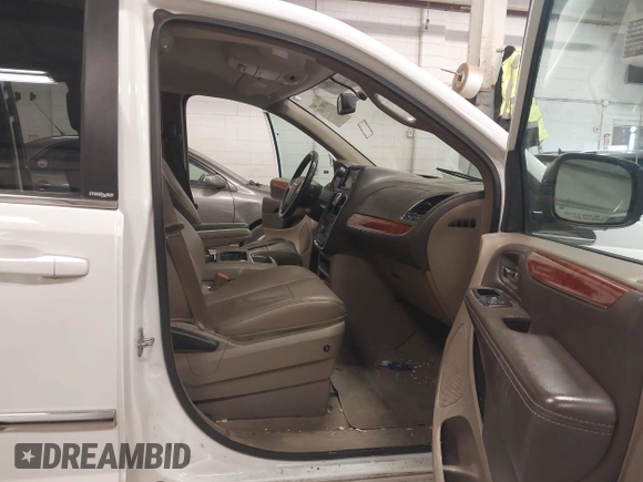 2014 Chrysler Town & Country Touring with VIN 2C4RC1BG5ER133350, listed as a IAAI auction lot 41967437 with 227,994 mi miles. Bid and sale history available at carsss.com. Image 5.