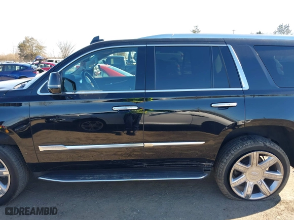 2019 Cadillac Escalade Premium Luxury with VIN 1GYS4CKJ0KR125240, listed as a IAAI auction lot 41568885 with 60,000 mi miles. Bid and sale history available at carsss.com. Image 14.
