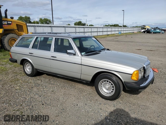 1985 Mercedes-Benz 300 with VIN WDBAB93C5FF030673, listed as a Copart auction lot 52360325 with 171,214 mi miles and Clean Title. Bid and sale history available at DreamBid. Image 4.