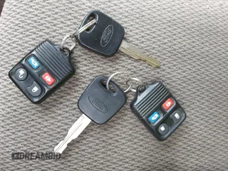 2003 Ford Focus SE z VIN 1FAFP34PX3W135265, wystawiony jako IAAI lot #42354012 z przebiegiem 79 617 mil mil oraz . Historia ofert i sprzedaży dostępna na DreamBid. Obrazek 11.
