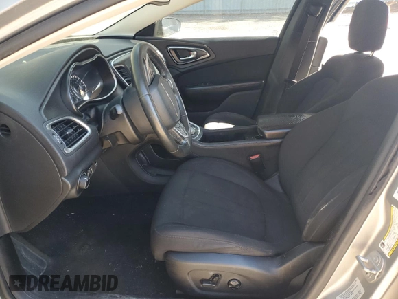 2015 Chrysler 200 Limited z VIN 1C3CCCAB8FN741695, wystawiony jako Copart lot #58062015 z przebiegiem Nie podano mil oraz Szkody całkowita. Historia ofert i sprzedaży dostępna na DreamBid. Obrazek 7.