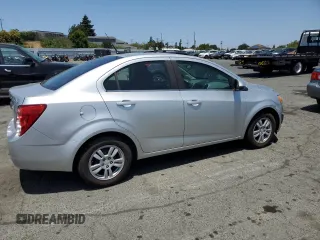 2014 Chevrolet Sonic LT z VIN 1G1JC5SH9E4199067, wystawiony jako Copart lot #61065235 z przebiegiem Nie podano mil oraz Szkoda całkowita • Salvage title. Historia ofert i sprzedaży dostępna na DreamBid. Obrazek 3.