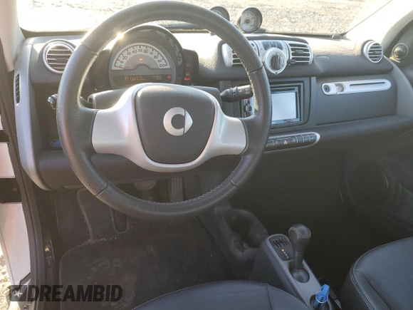 2013 Smart fortwo Passion z VIN WMEEJ9AA3DK715705, wystawiony jako Copart lot #50161425 z przebiegiem 22 667 mil mil oraz Tytuł czysty. Historia ofert i sprzedaży dostępna na DreamBid. Obrazek 8.