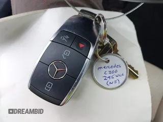 2019 Mercedes-Benz C 300 z VIN 55SWF8EB5KU300556, wystawiony jako IAAI lot #42367723 z przebiegiem 68 335 mil mil oraz . Historia ofert i sprzedaży dostępna na DreamBid. Obrazek 11.