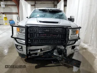 2018 GMC Sierra 2500HD Denali z VIN 1GT12UEY3JF252702, wystawiony jako Copart lot #55387655 z przebiegiem 75 059 mil mil oraz Szkody całkowita. Historia ofert i sprzedaży dostępna na DreamBid. Obrazek 5.