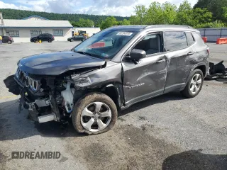 2019 Jeep Compass Latitude z VIN 3C4NJDBB1KT647036, wystawiony jako Copart lot #58234915 z przebiegiem Nie podano mil oraz Szkoda całkowita • Salvage title. Historia ofert i sprzedaży dostępna na DreamBid. Obrazek 1.