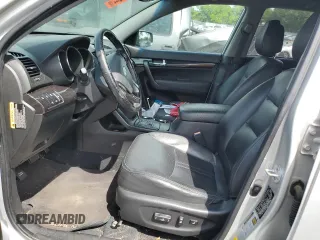 2011 Kia Sorento EX z VIN 5XYKU4A22BG043319, wystawiony jako Copart lot #55879115 z przebiegiem Nie podano mil oraz Czysty tytuł • Clean title. Historia ofert i sprzedaży dostępna na DreamBid. Obrazek 7.