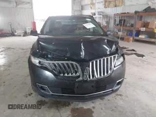 2013 Lincoln MKX z VIN 2LMDJ8JK0DBL27516, wystawiony jako IAAI lot #41468582 z przebiegiem 107 871 mil mil oraz . Historia ofert i sprzedaży dostępna na DreamBid. Obrazek 12.