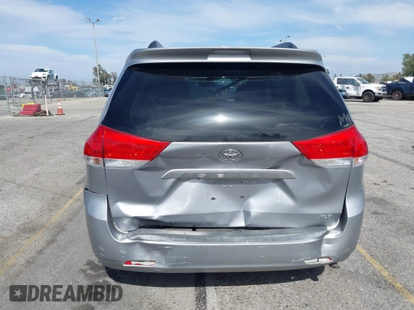 2012 Toyota Sienna XLE AAS z VIN 5TDYK3DCXCS278442, wystawiony jako IAAI lot #42228620 z przebiegiem 128 748 mil mil oraz . Historia ofert i sprzedaży dostępna na DreamBid. Obrazek 16.