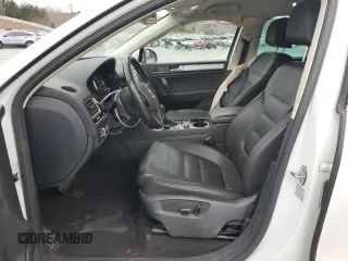 2015 Volkswagen Touareg Lux с VIN WVGEP9BP2FD002247, выставлен на аукционе Copart как лот 41924615 с пробегом 127 543 миль миль и Списание • Salvage title. История ставок и продаж доступна на DreamBid. Изображение 7.