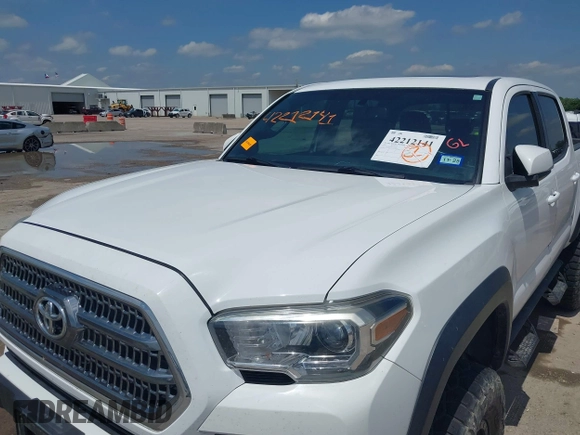 2017 Toyota Tacoma SR5 z VIN 5TFCZ5AN9HX070030, wystawiony jako IAAI lot #42212141 z przebiegiem 92 291 mil mil oraz . Historia ofert i sprzedaży dostępna na DreamBid. Obrazek 6.