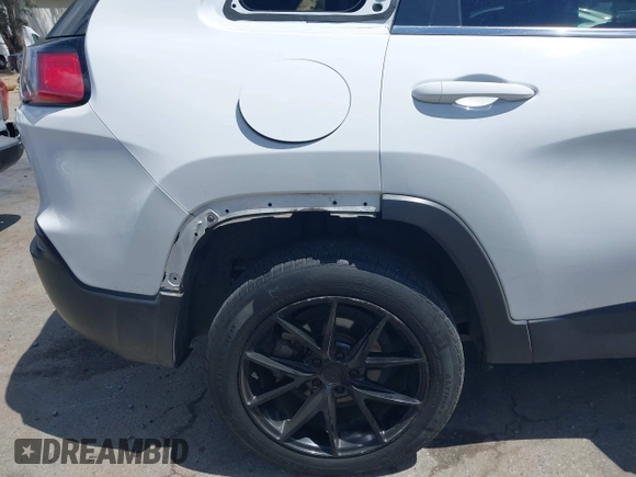 2020 Jeep Cherokee Latitude Plus z VIN 1C4PJLLB5LD625047, wystawiony jako IAAI lot #42246428 z przebiegiem 69 625 mil mil oraz . Historia ofert i sprzedaży dostępna na DreamBid. Obrazek 17.