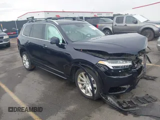 2017 Volvo XC90 Momentum z VIN YV4A22PK1H1117963, wystawiony jako IAAI lot #42292355 z przebiegiem 173 728 mil mil oraz . Historia ofert i sprzedaży dostępna na DreamBid. Obrazek 1.