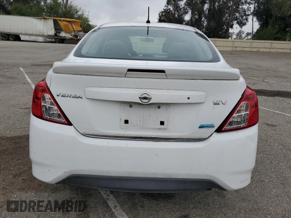 2015 Nissan Versa SV z VIN 3N1CN7AP0FL834609, wystawiony jako Copart lot #55359315 z przebiegiem 112 408 mil mil oraz Szkoda całkowita • Salvage title. Historia ofert i sprzedaży dostępna na DreamBid. Obrazek 6.